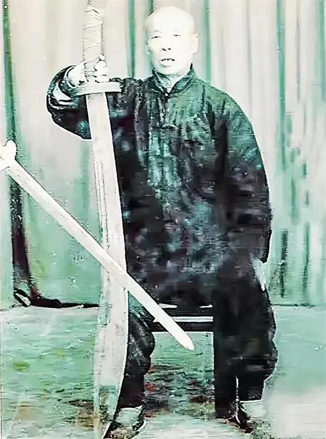 1944年，日军进村扫荡时抓了三个“少妇”，并让一77岁老汉看守。谁知，趁日军看