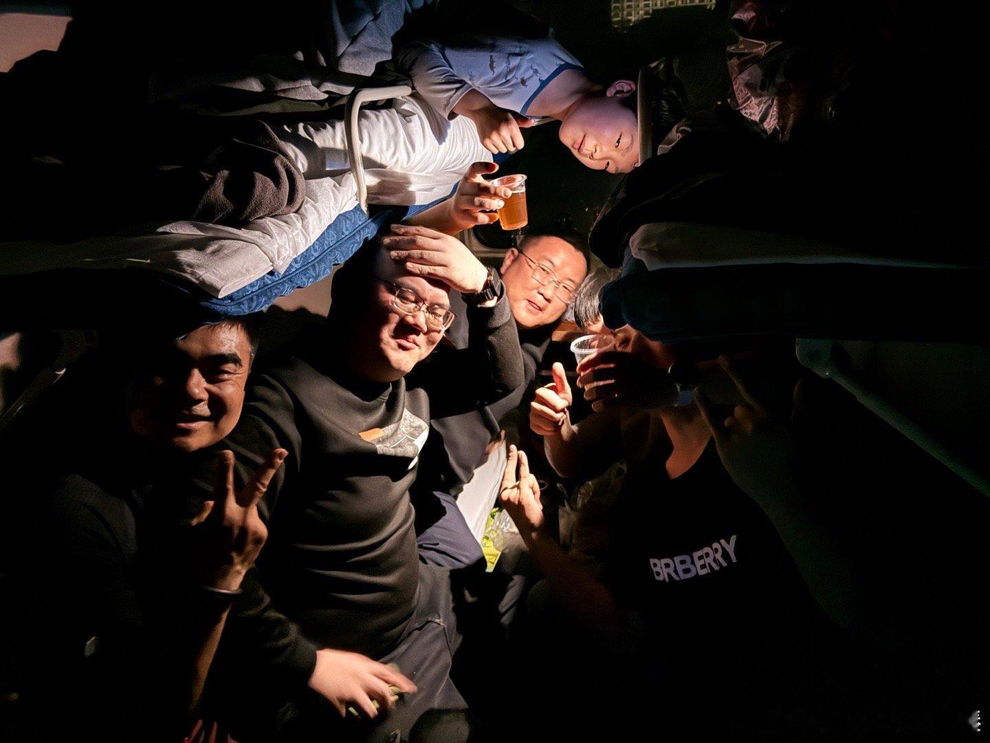 昨夜绿皮车。河南足球的第一次专列是1997年，远征韶关，踢松日。 