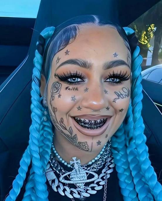 金卡戴珊12岁的女儿north west（给起了个西北的名字）展示自己新做的穿孔