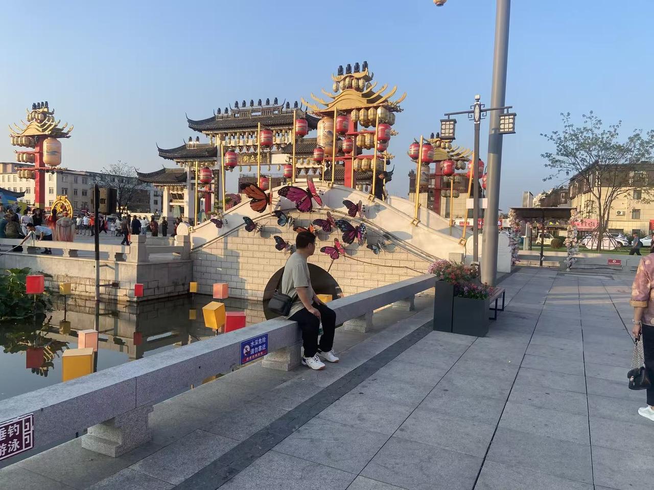 刚才做个梦，梦里我坐车，居然坐过站了。然后我急忙下车，我想坐车返回去，一个铁路工