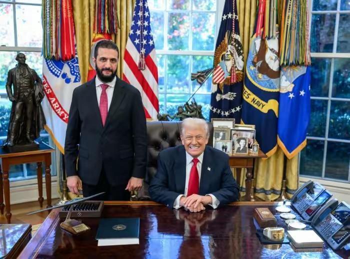 特朗普对小泽总统极为差劲。
可是特朗普却特别喜欢朱拉尼，虽然朱拉尼跟他厌恶的伦敦