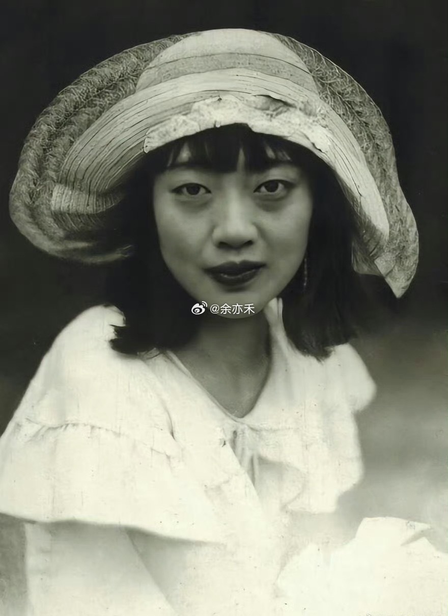 1944年，“末代皇后”婉容，当时还没染上毒瘾。38岁的她看着与现代人无异。