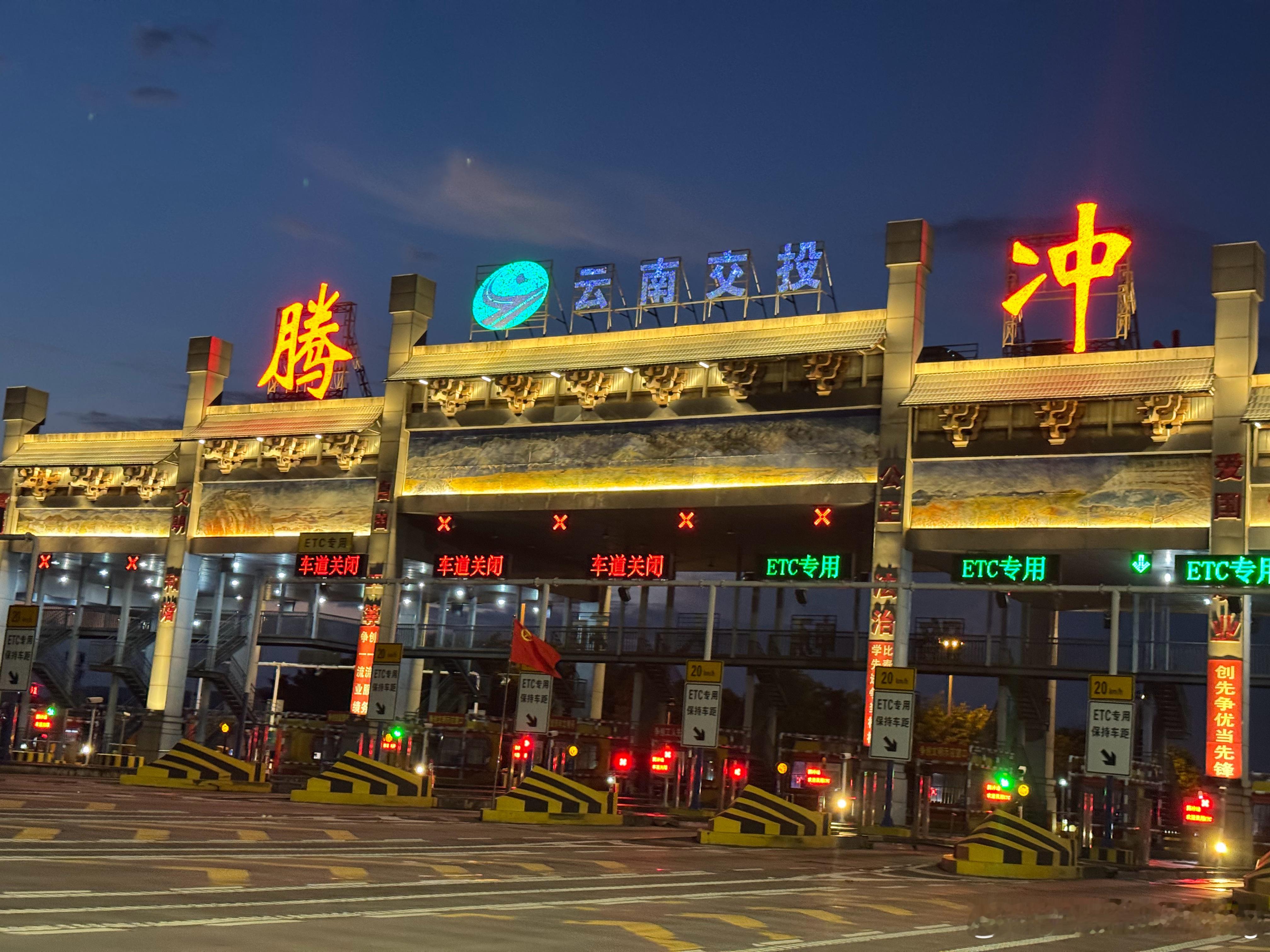 终于可以早点躺到床上…每天晚上开车的我太难了今天我必须做两个视频不然越欠越多…福