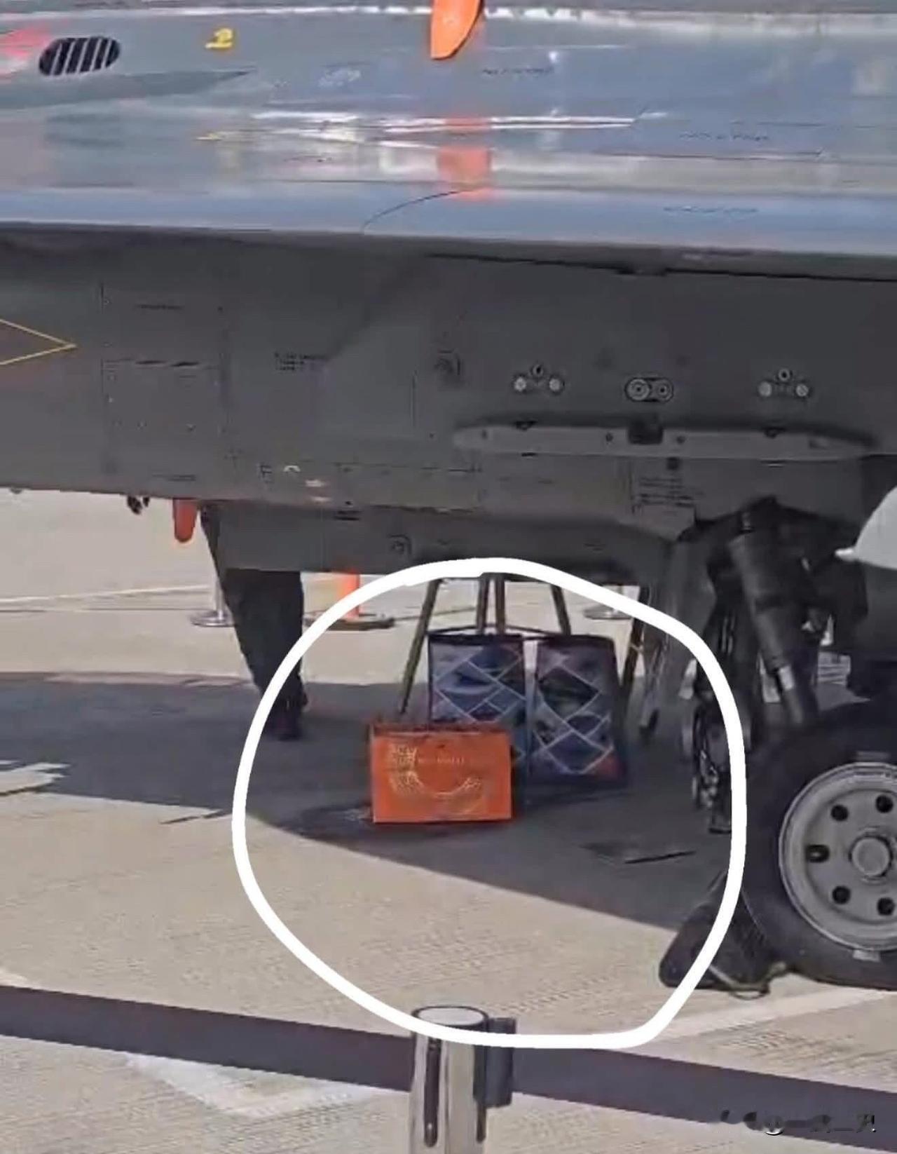 印小吹刚说完参展的光辉不是漏油，而是例行排泄冷凝水，结果紧接着就掉了一架。到底是