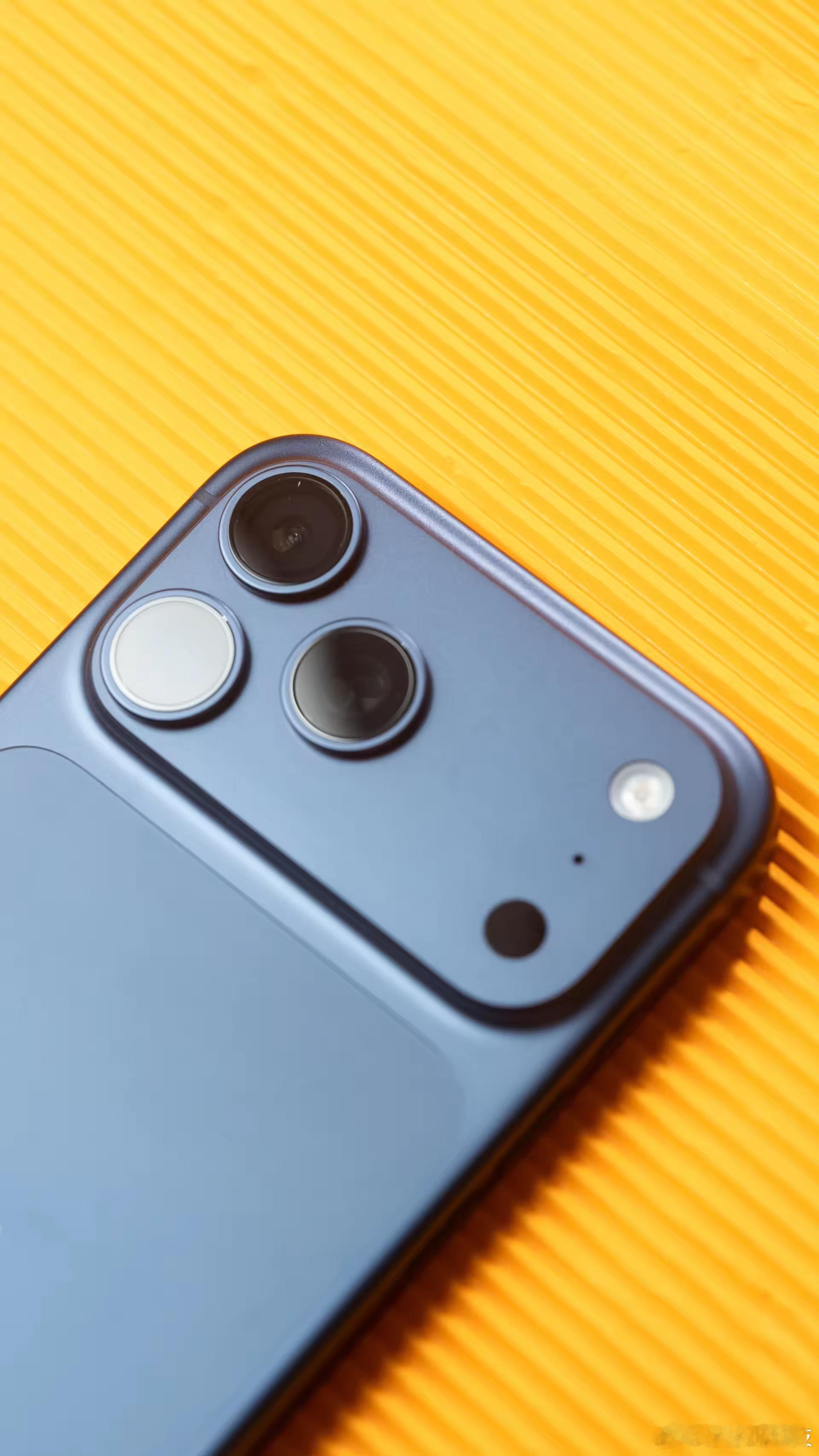 从目前市场和用户的反馈来看，iPhone 17 Pro系列上这块横向deco确实