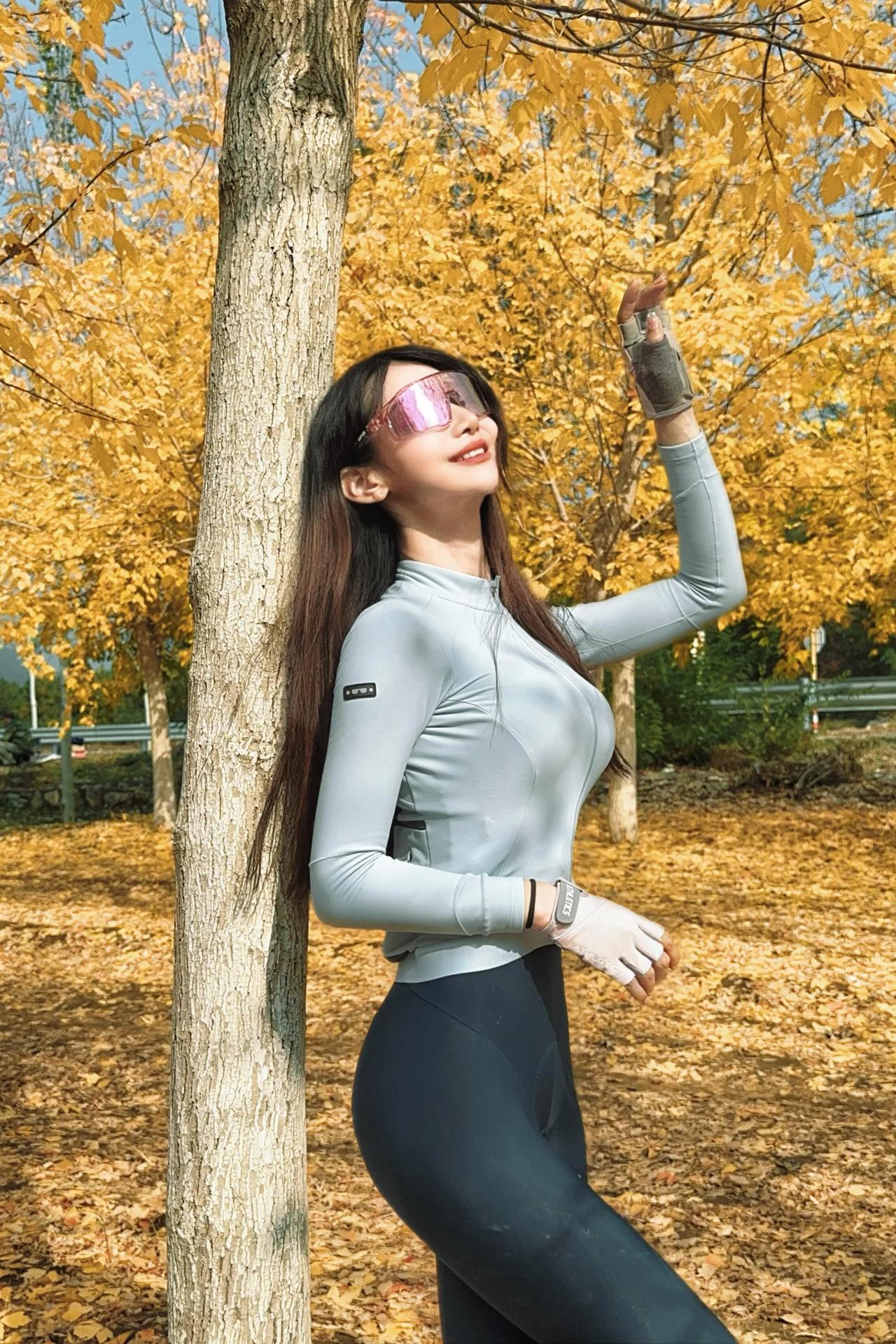 秋天来了#骑车吹风看落叶# 来场自行车旅行吧#健美运动穿搭