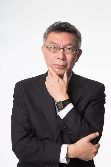 当年一起扛枪，如今差距大！


帅化民心里憋着气啊。
看苑举正去了大陆，
接待规
