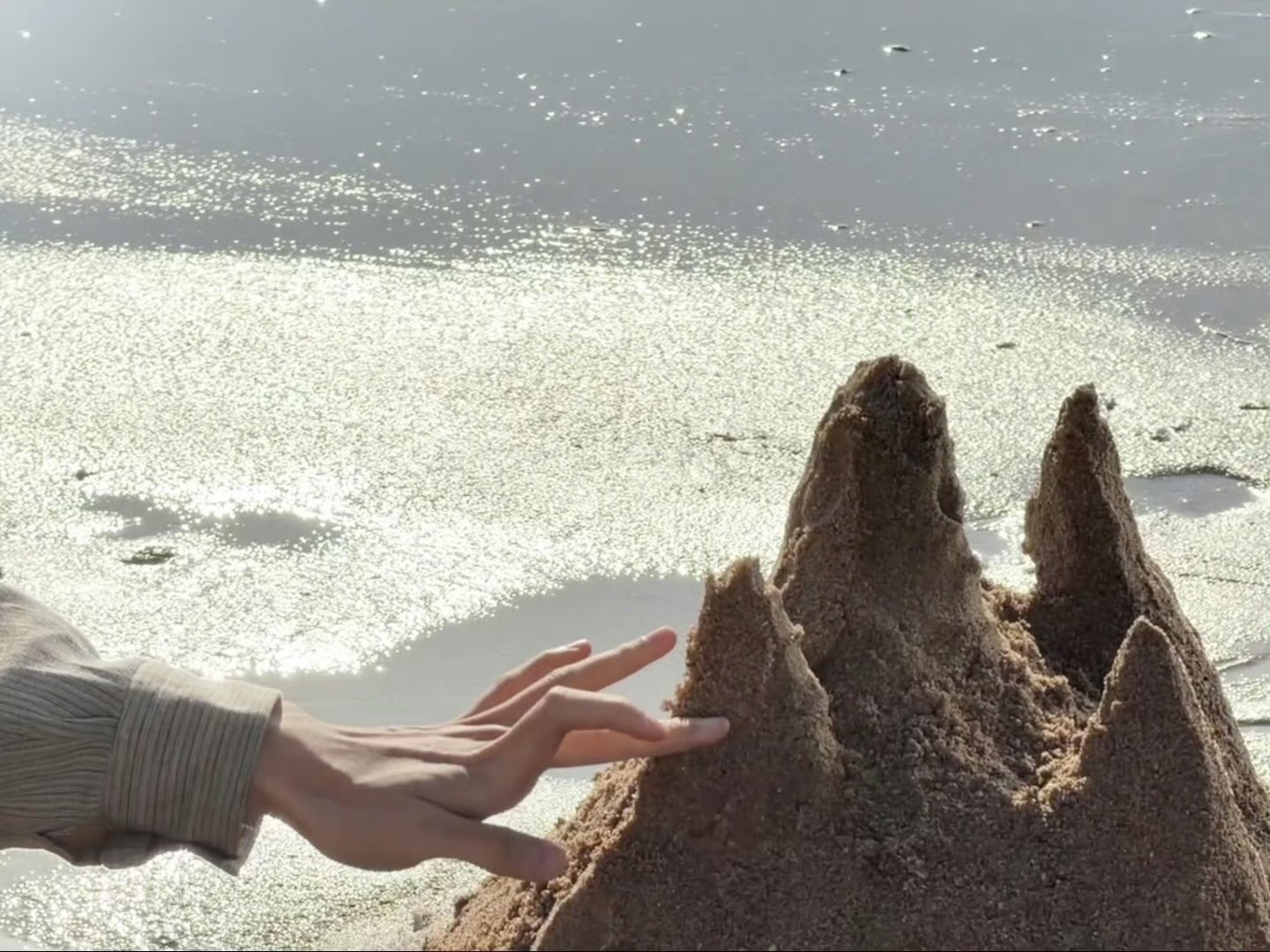 易烊千玺的内心独白易烊千玺不被复杂改变 十二年光影淬炼，以“宁愿犯错不无聊”的执