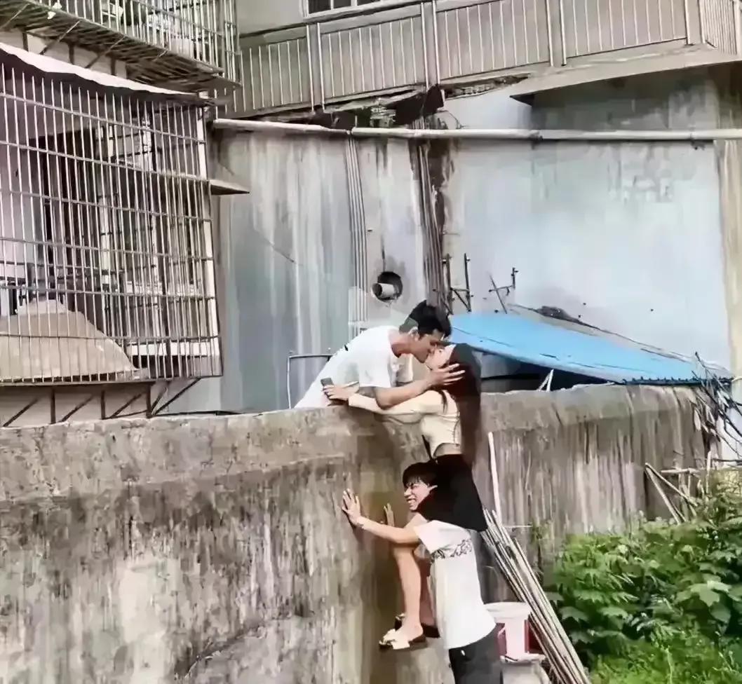 愿君一吻，死也甘心？这两个姑娘为了给自己的闺蜜给男朋友送上一个吻也是拼了！用自己