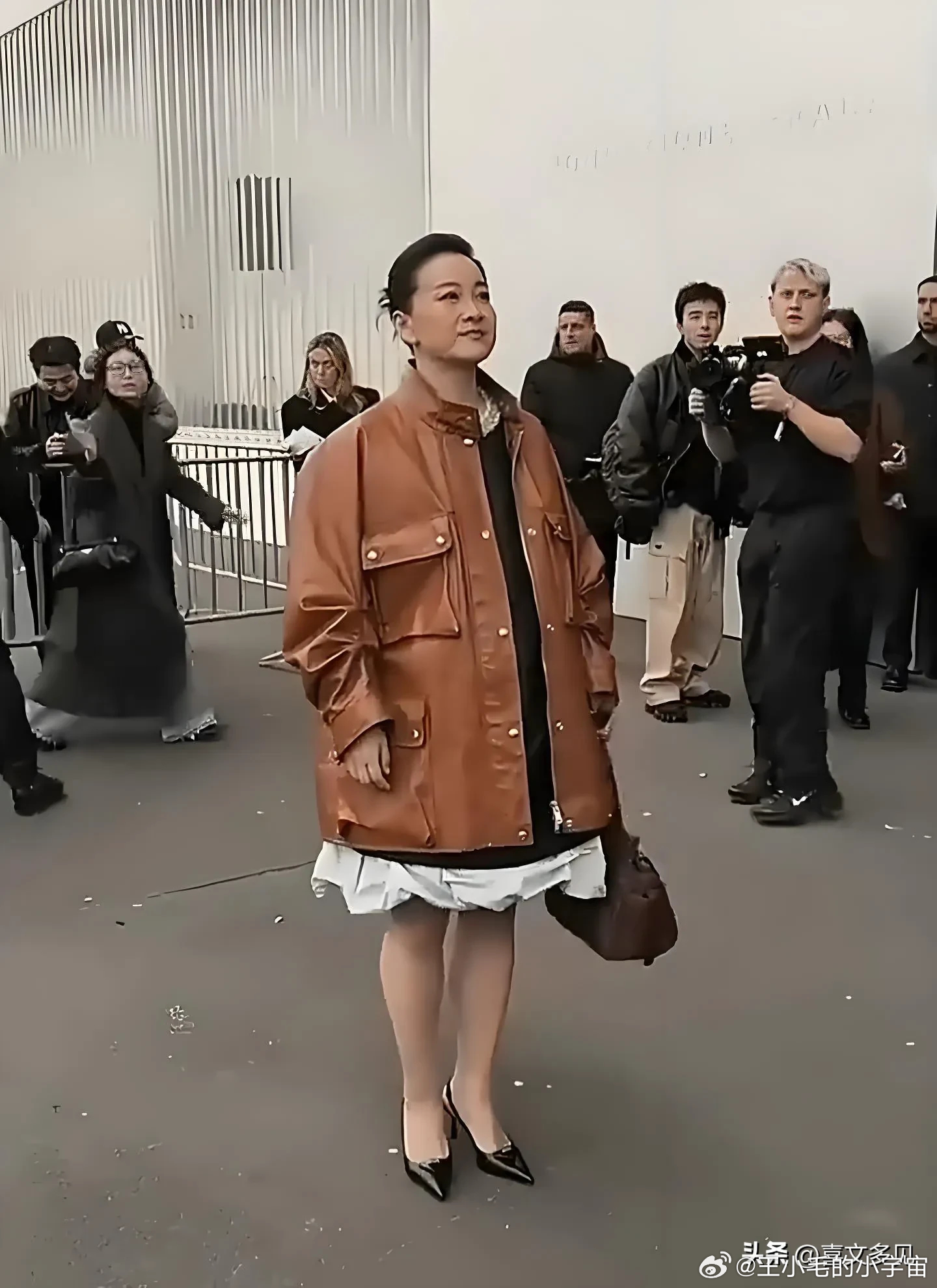 自从贾玲减肥成功之后，就像变了个人一样，不爱笑了，也不搞笑了。她看起来，一点不像