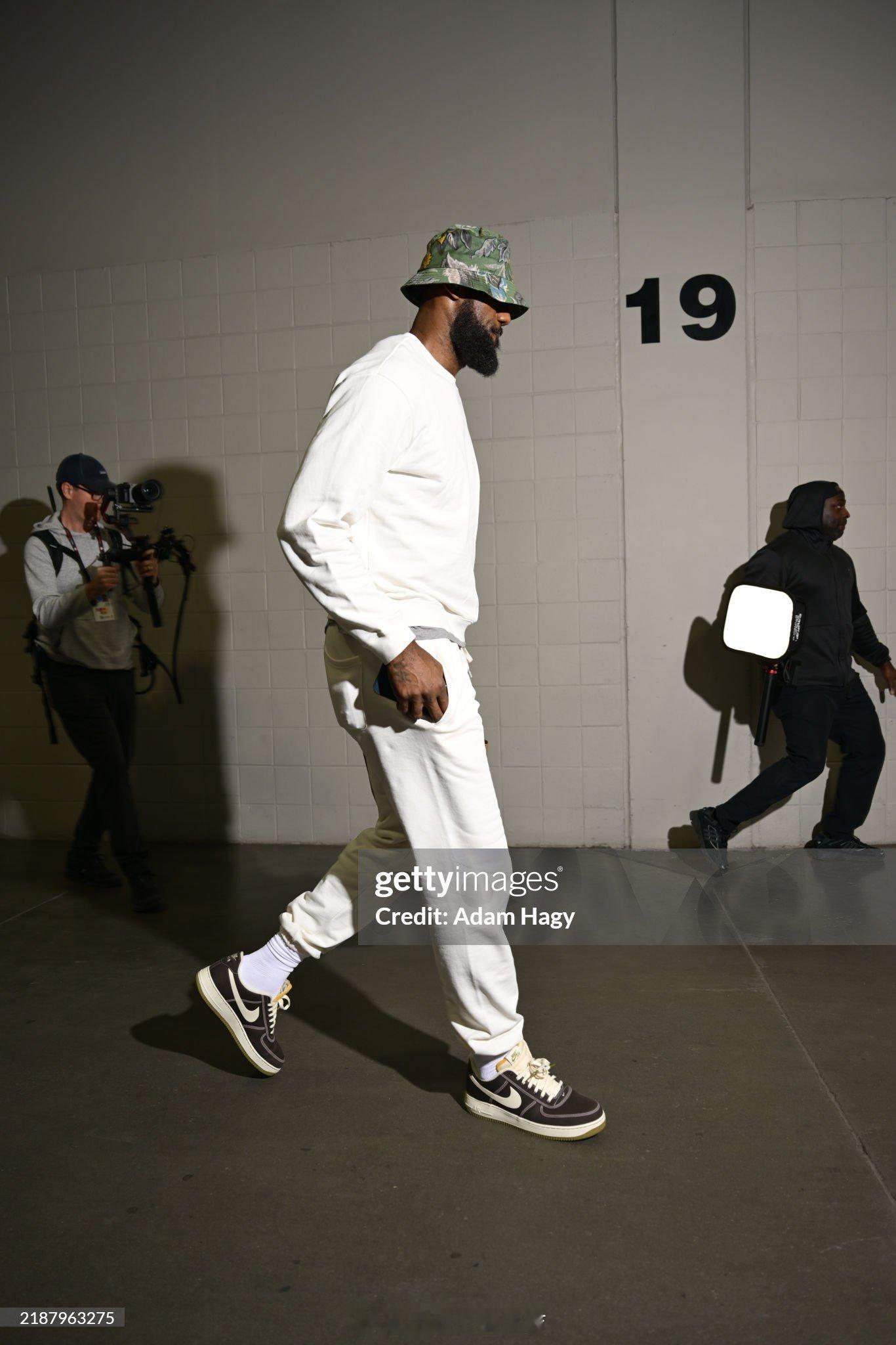 今天怎么样？LBJ ！最后一张看起来像不像路人甲  