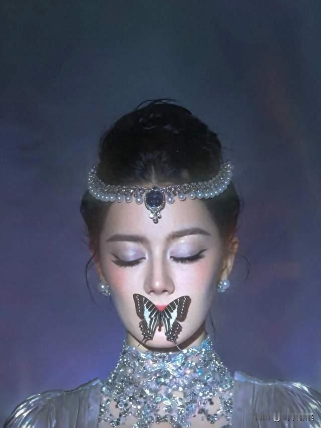 迪丽热巴嘴衔蝴蝶惊艳亮相