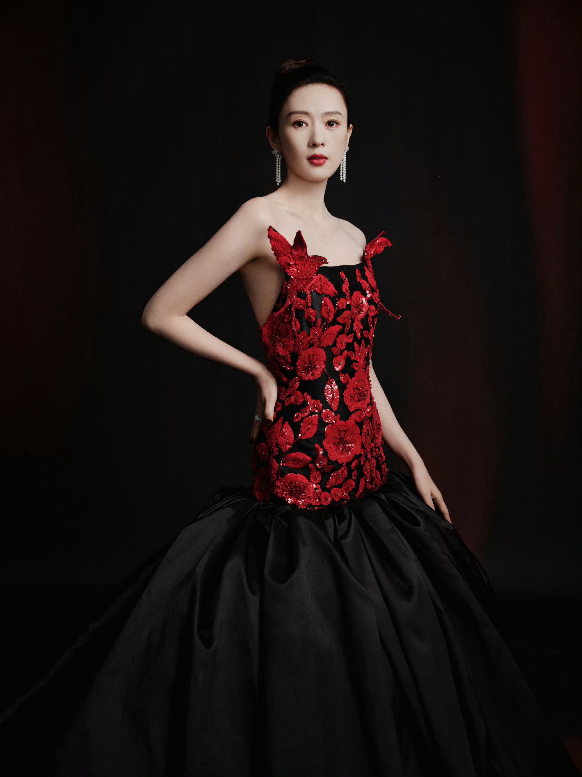 童瑶给腿单独穿了条裙子童瑶总能以造型带来惊喜，这次创意依然满分！ 