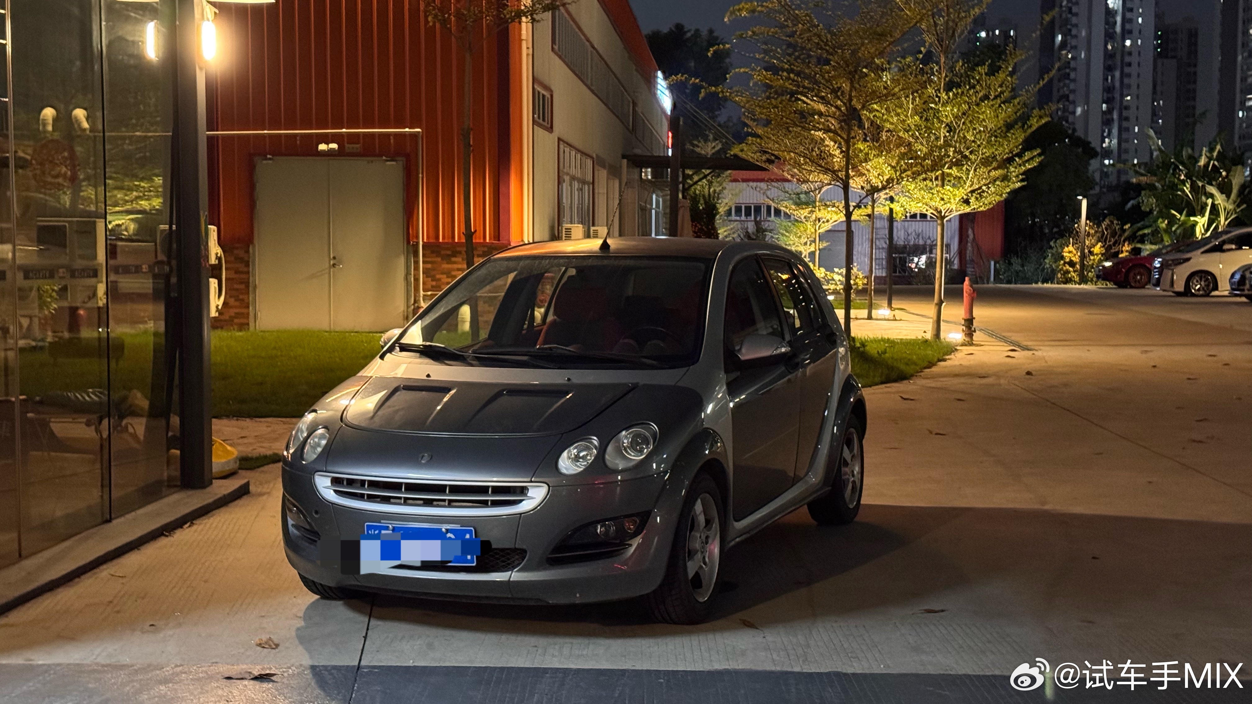 高中时代的Dream Car虽然不是满血版本的Brabus但能买到它，已经是很幸