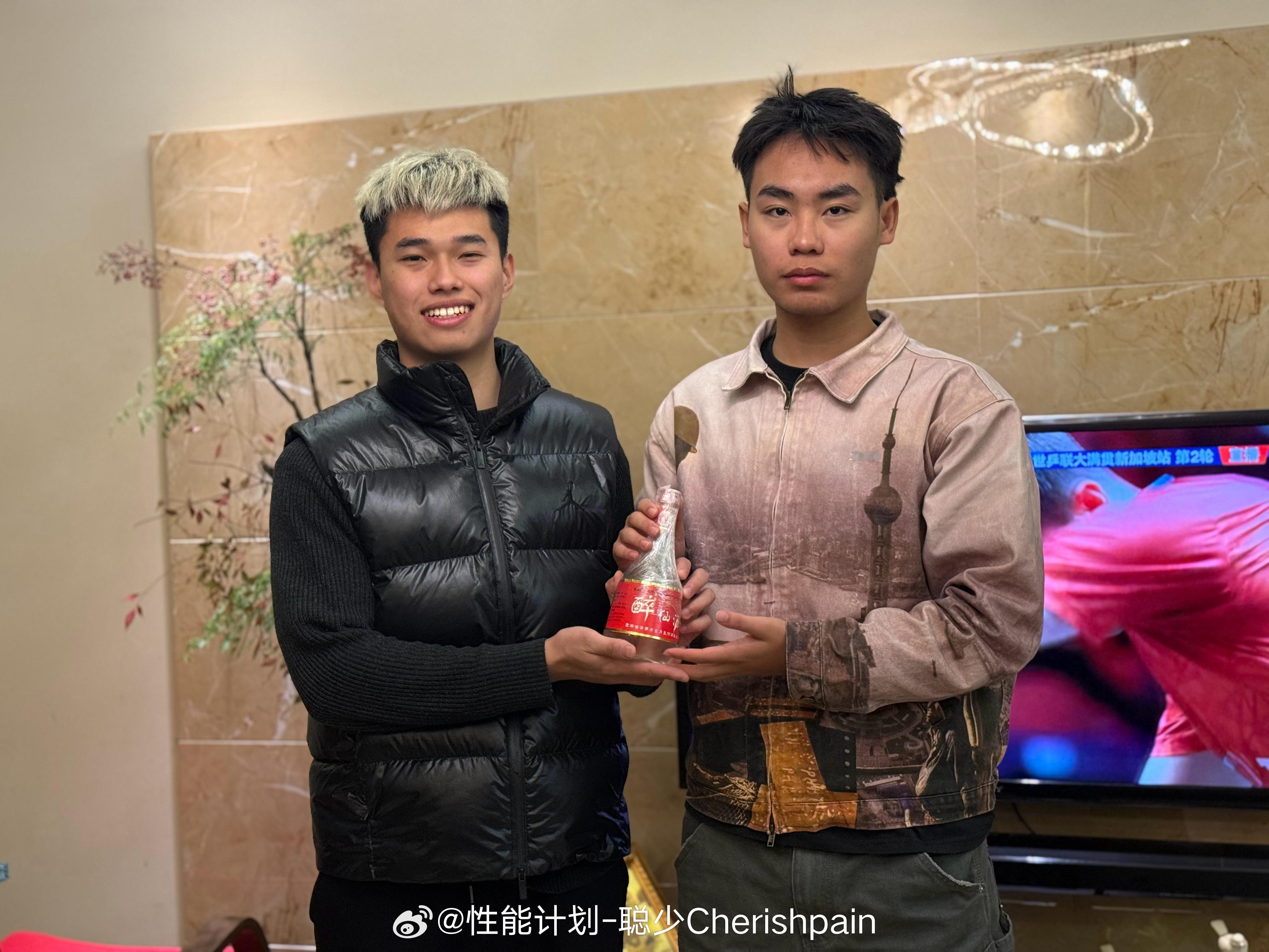 10年未见的堂弟来家里玩，送他一瓶我珍藏的1998年的老酒小时候我们从越南玩回来