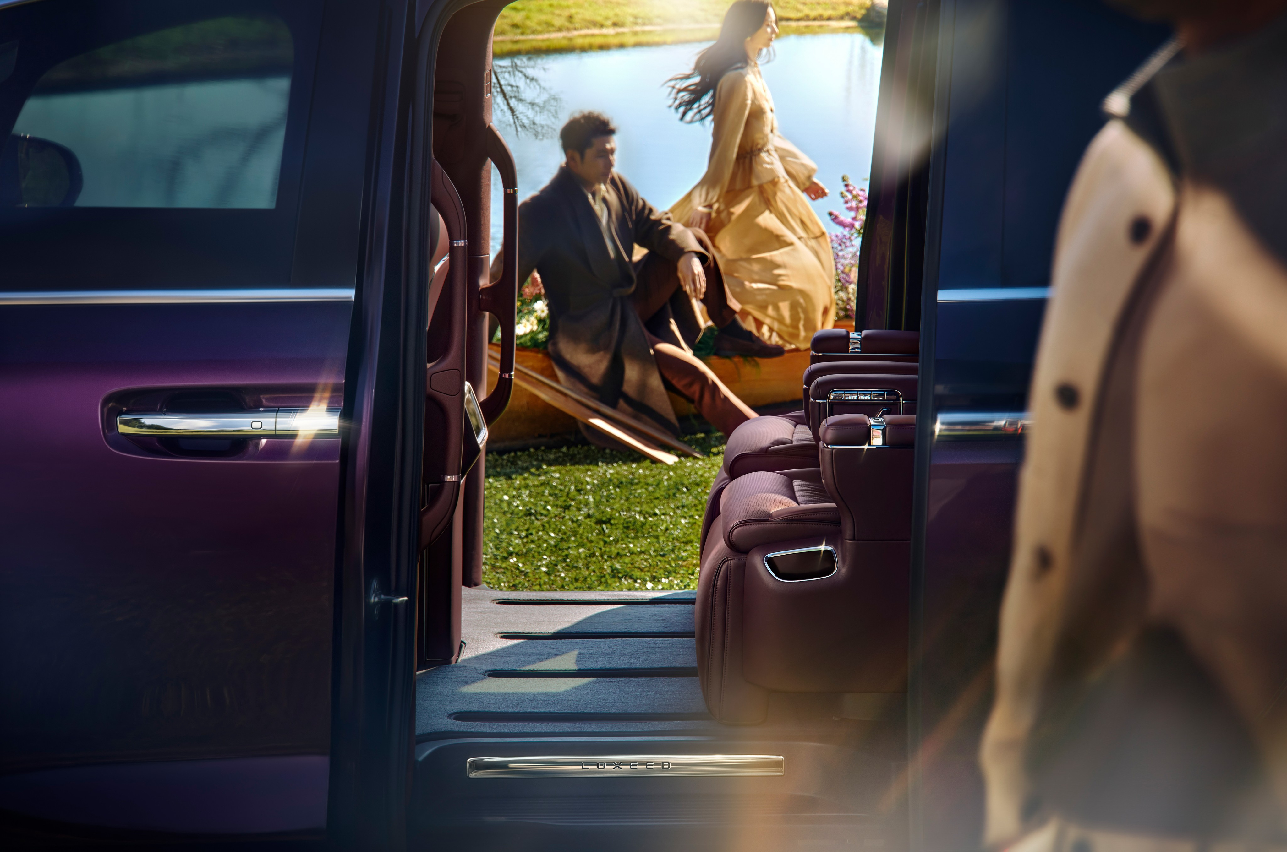 真的被智界V9这波仪式感狠狠拿捏了！智界V9首发智能交互式侧门光毯 ，用光影科技