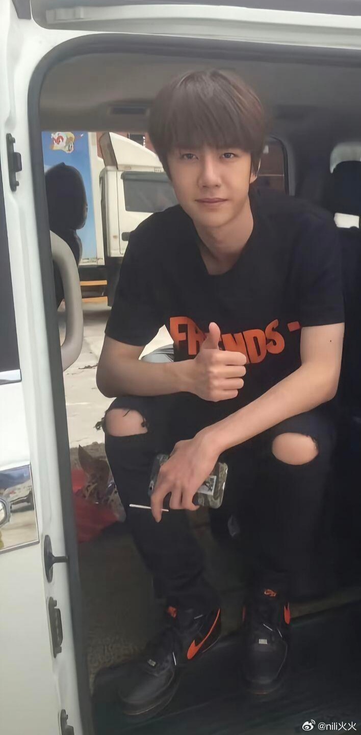 用很酷的手指夹烟的姿势，其实夹的是一根。。。刚吃完的棒棒糖棍儿[柯基] 修狗！ 