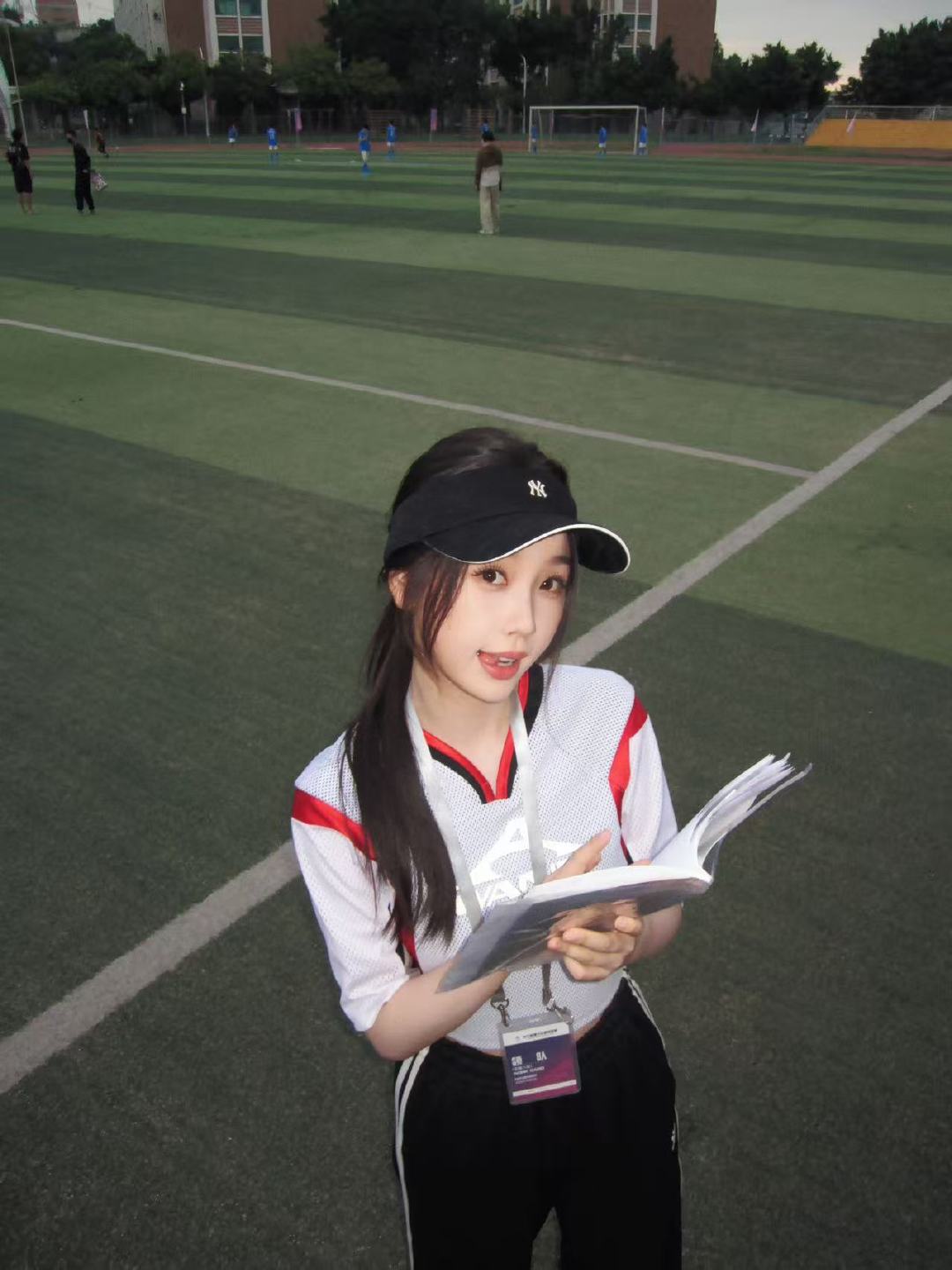 虞书欣棒球帽球衣造型虞书欣棒球帽运动装造型 林晚星来咯虞书欣