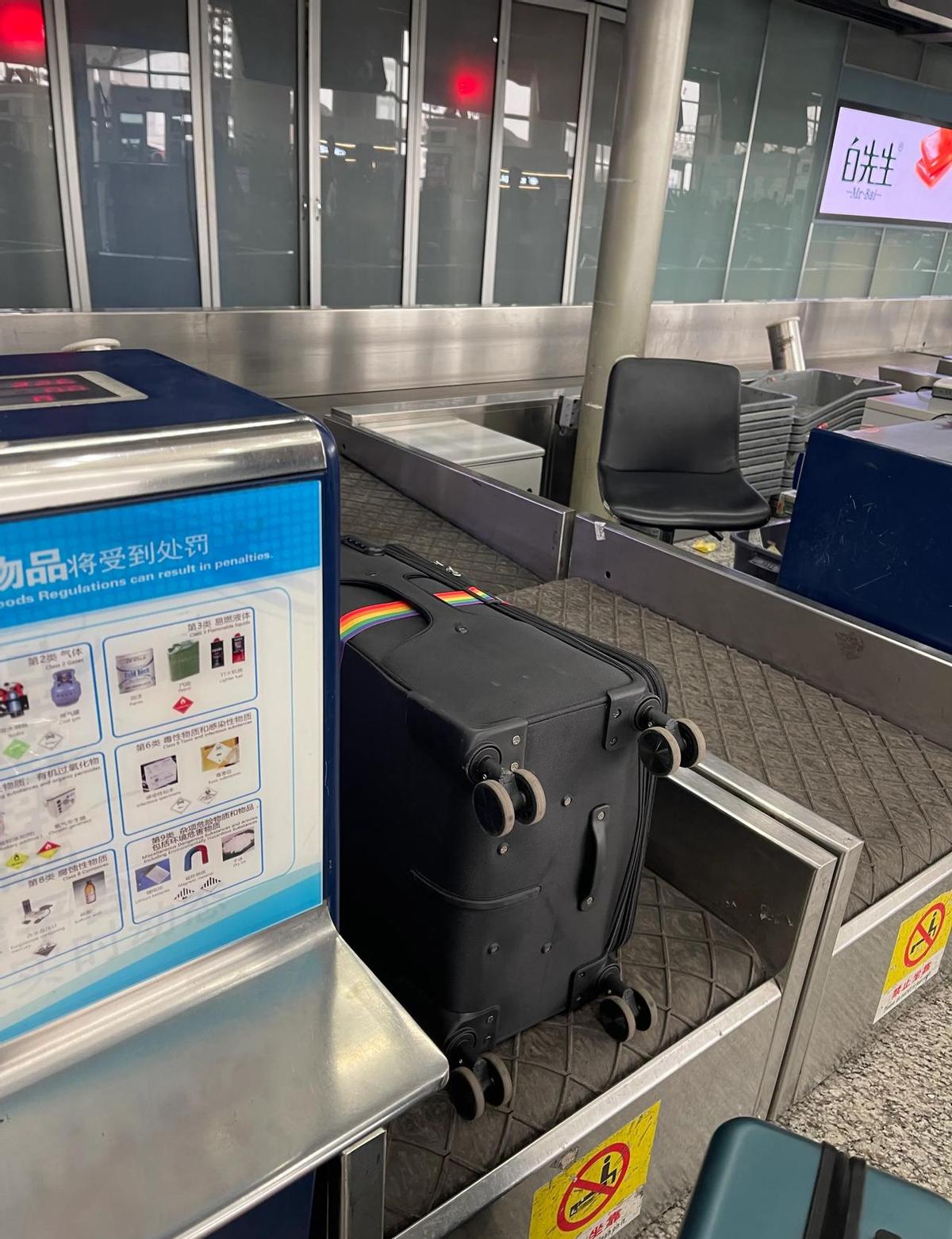 轮椅一推，全机场自动让路。
值机不用排队，专人蹲着帮你填单子。
登机不是赶，是等