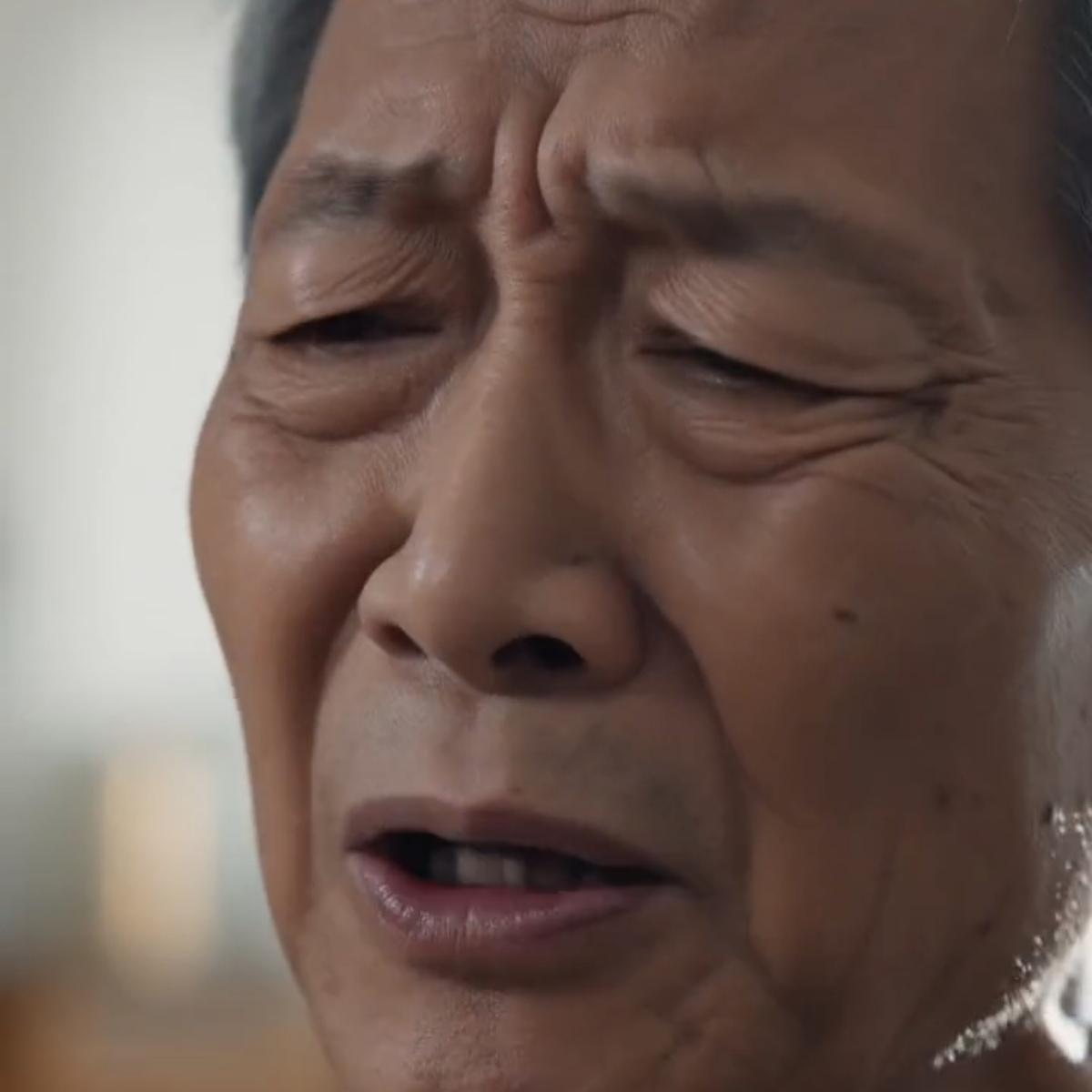 真正的大彻大悟，从来不是看破红尘，而是看透红尘之后，依然敢把手伸进火里——但这一