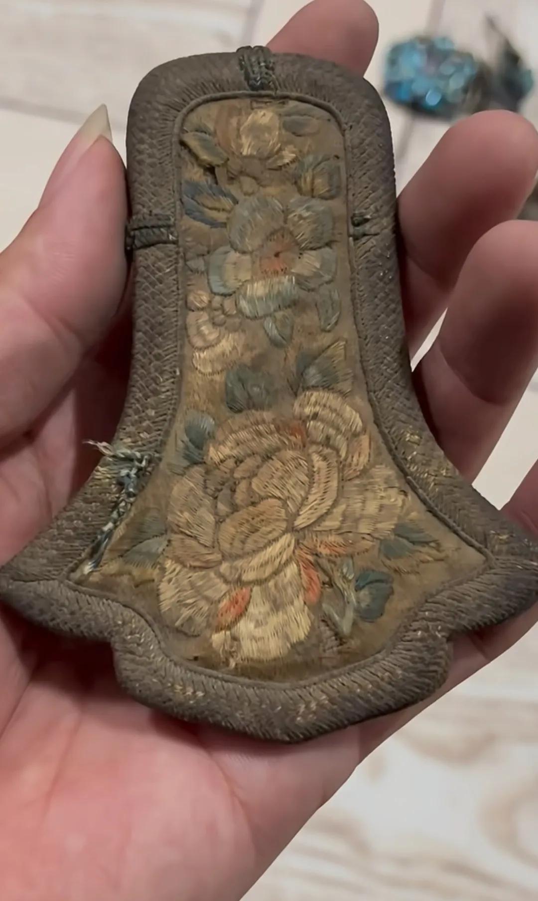 祖宅里翻出来一件绣品，做工很精致，也不知道是干啥用的？