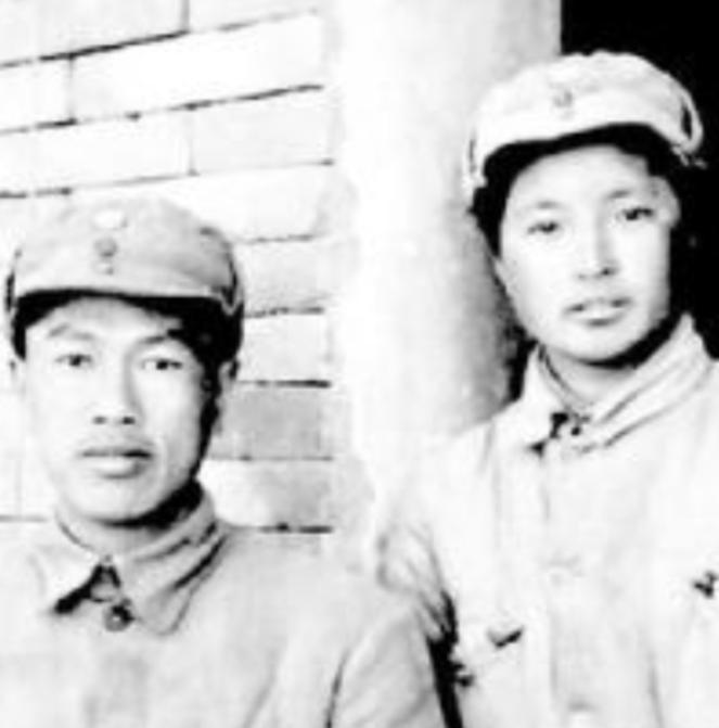 1949年，一位小战士在报纸上看到了邓华将军的照片后，指着他说：“这是我的亲生父