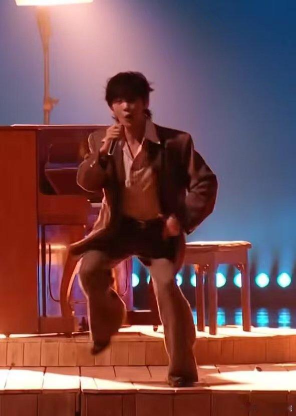 王赫野佛山尼古拉斯赵四分四王赫野无实物表演你的眼神别人专注唱歌，王赫野一边唱一边