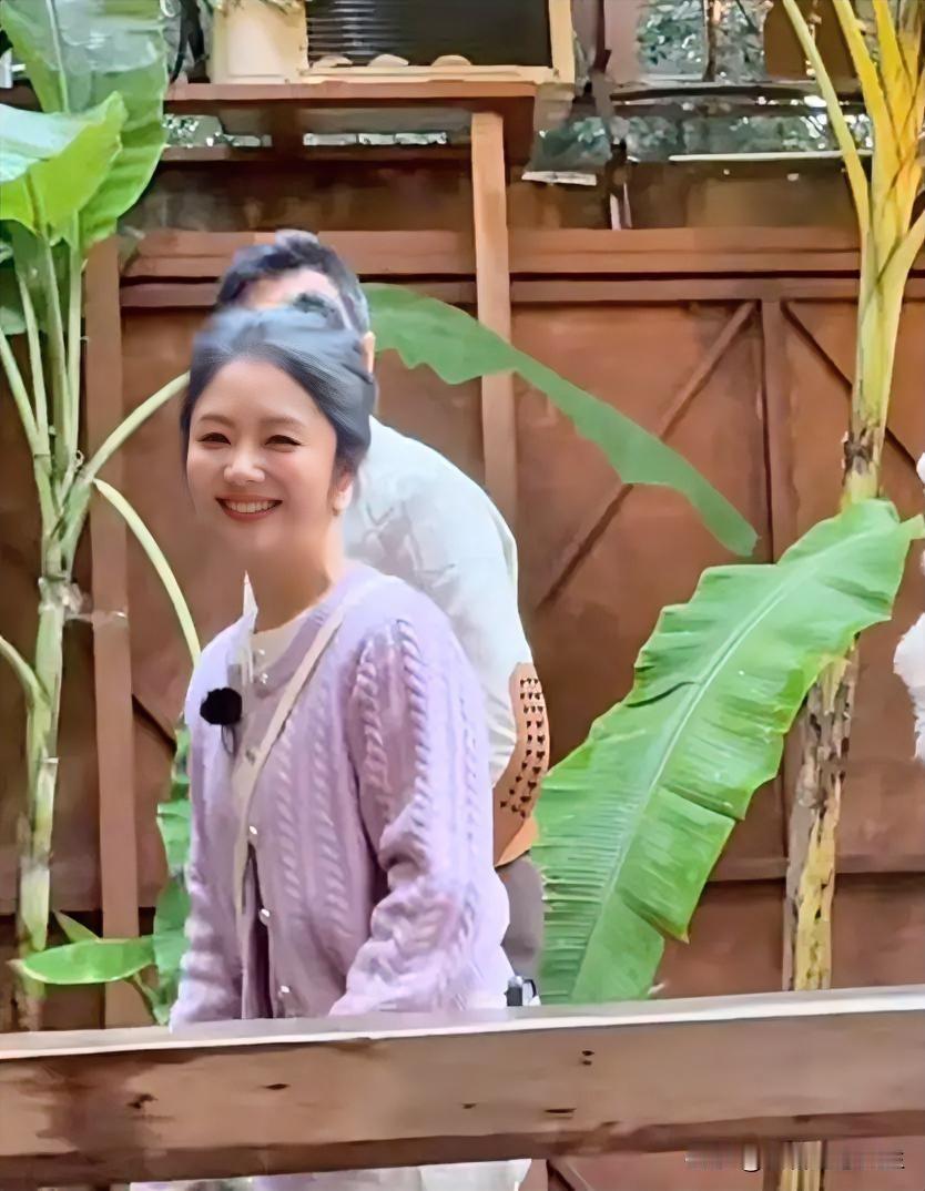 朋友说谭松韵真人超温柔，主动打招呼还笑着回应，比电视里更优雅可爱！谭松韵 明星 