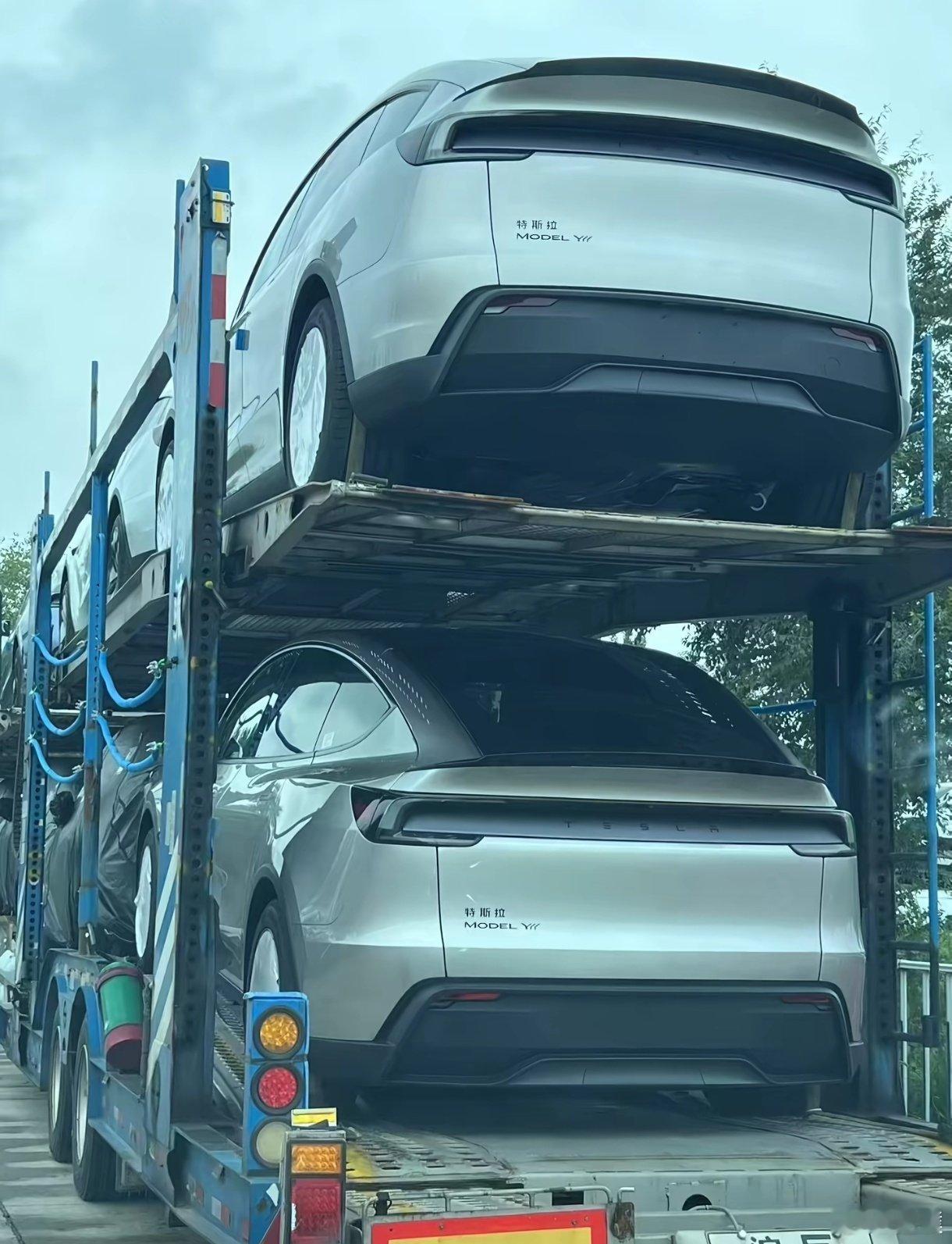 不少网友都拍到了正在发运的Model Y L实车，今年6座SUV新车不少，这次特
