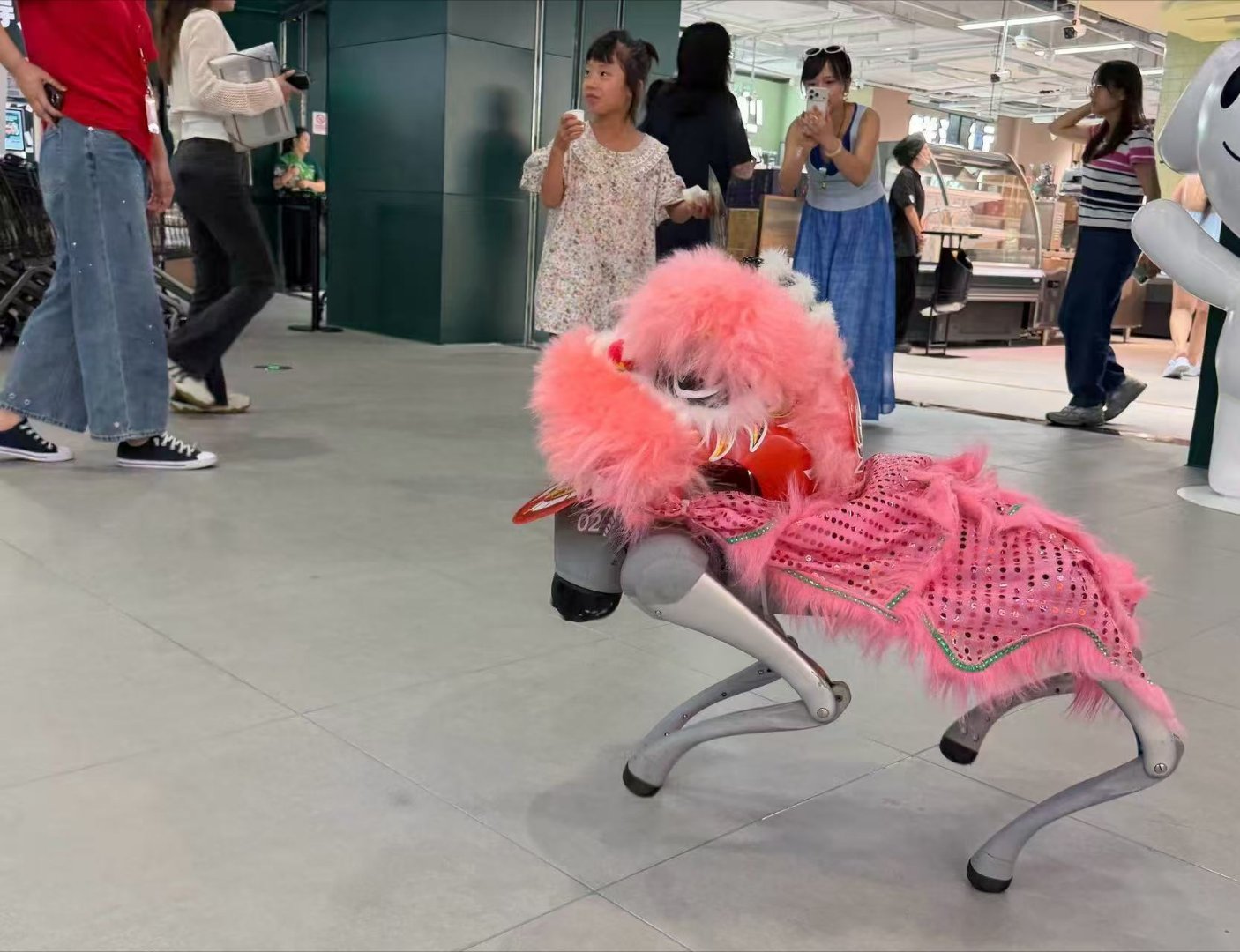 太原人爱吃外地人震惊的美食万万没想到逛超市能遇上机器人投喂，主打醋味冰淇淋和辣味