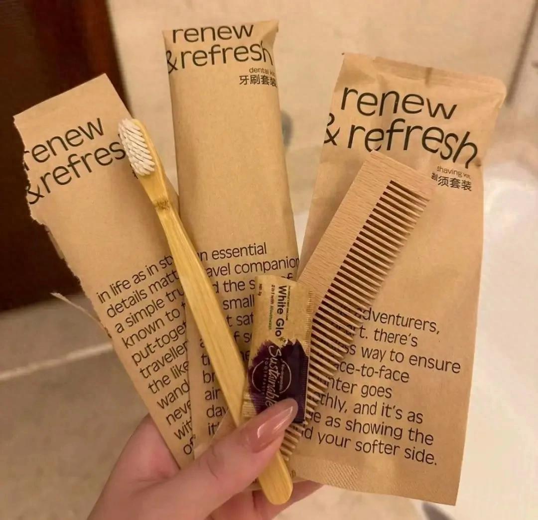 朋友退房时只带走牙刷，前台小妹追出来喊：姐，这些东西你都付过钱了！
我同事上个月