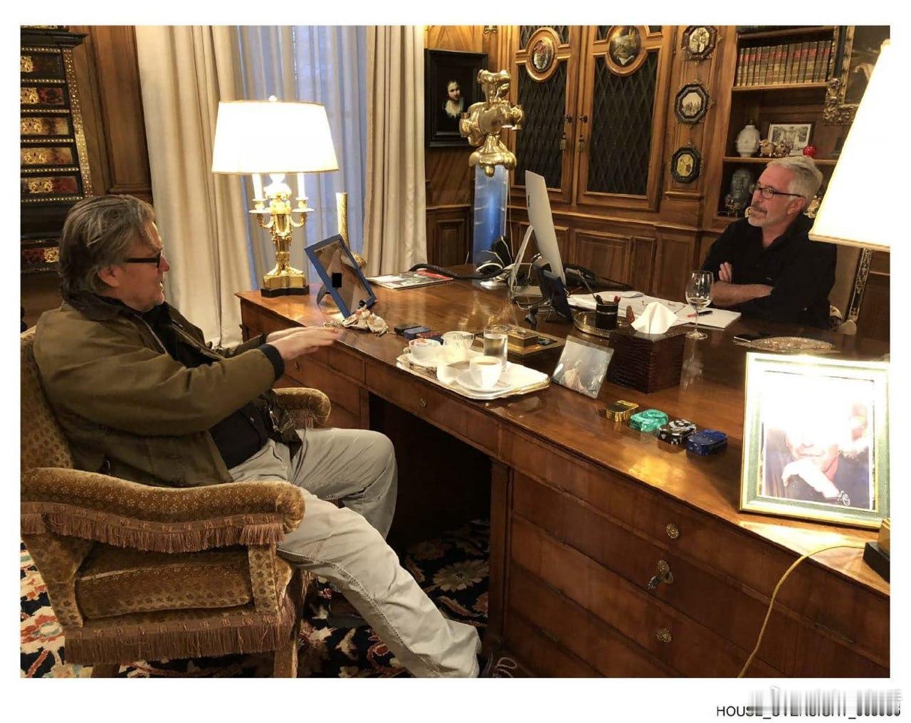 新公开的照片里，爱泼斯坦曾与史蒂夫·班农一起闲聊我的观点不设限爱泼斯坦