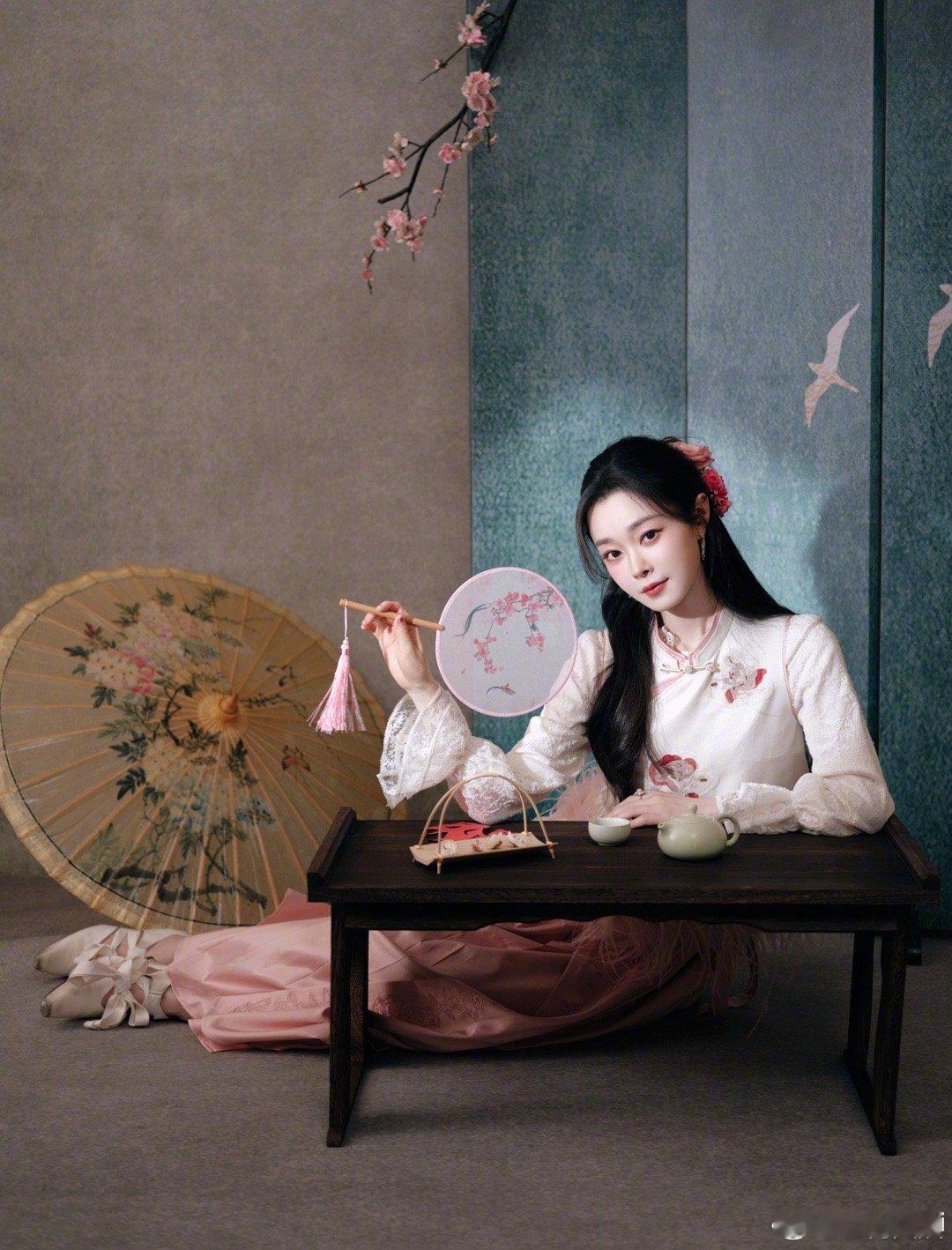 宋轶 今天走进了一幅旧画又被宋轶美一大跳把中式温婉刻进骨子里！粉白造型清新脱俗，