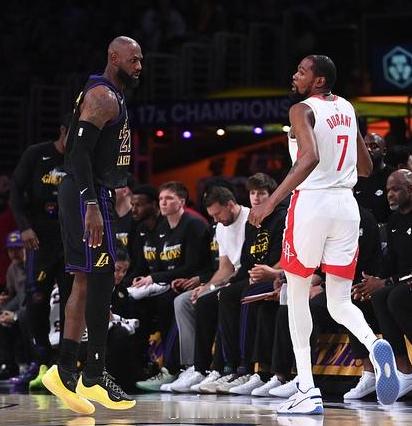 好久没有完整看一场NBA季后赛，湖人2比0火箭  这场比赛打得着实有点丑陋，火箭