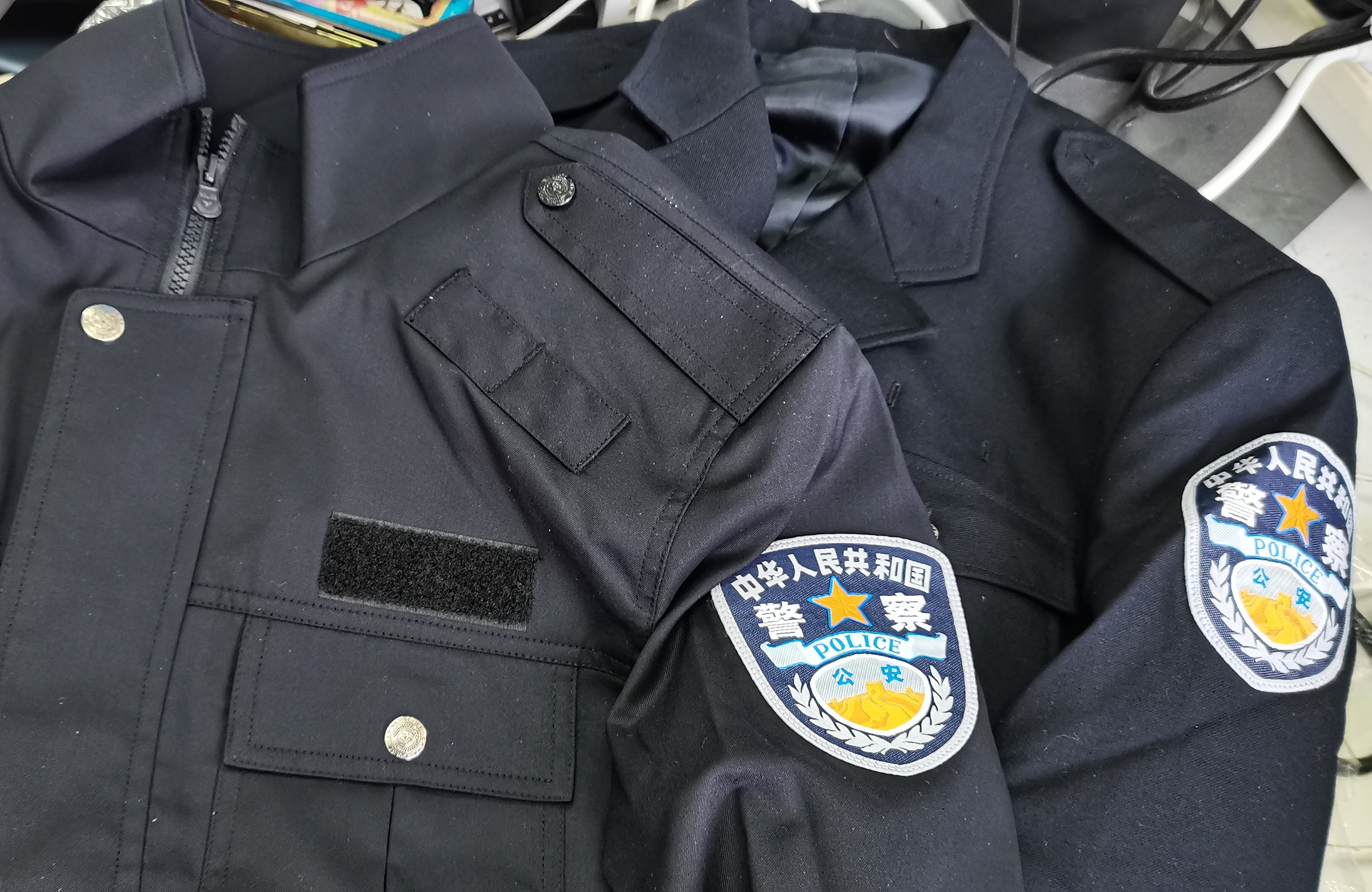 为什么袜子洗完总是会变硬 说到袜子，脚上这双后脚跟磨透亮儿了，翻箱倒柜找双新的，