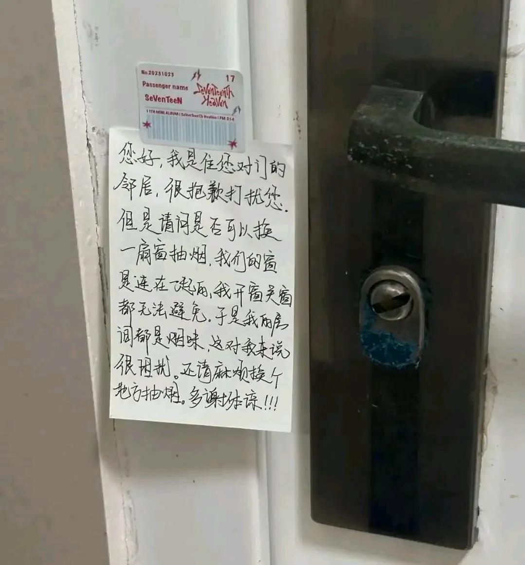 男子回家发现邻居在他家门上贴了张纸条，竟是让他别在阳台抽烟！男子一脸懵，心想我在