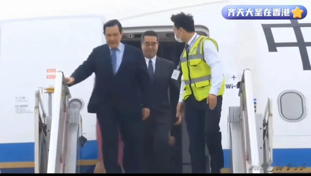 马英九抵达深圳机场，开启第二次大陆“和平之旅”！国台办副主任潘贤掌接机。
   