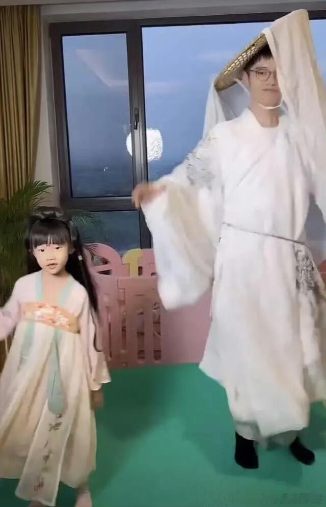 现在的网友都是福尔摩斯，疑似麦琳退掉的汉服都被找到了 ​​​