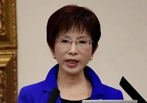 有种预感，洪秀柱这次是真豁出去了！
 
77岁高龄，本可安享晚年，却在国民党大会