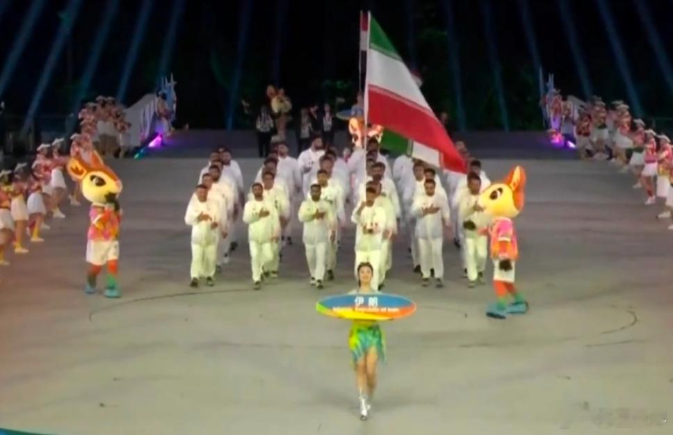 【亚沙会伊朗代表团出场掌声雷动，孙玉良：反侵略硬汉形象已然树立】2026年4月2