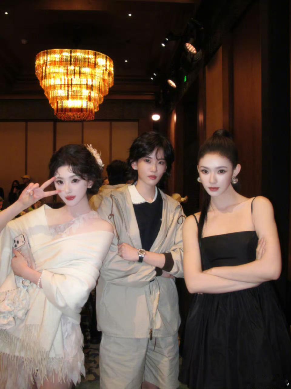 孔雪儿vogue集邮照不得不说雪儿真的是名副其实的集邮大师！昨晚VOGUE晚宴各
