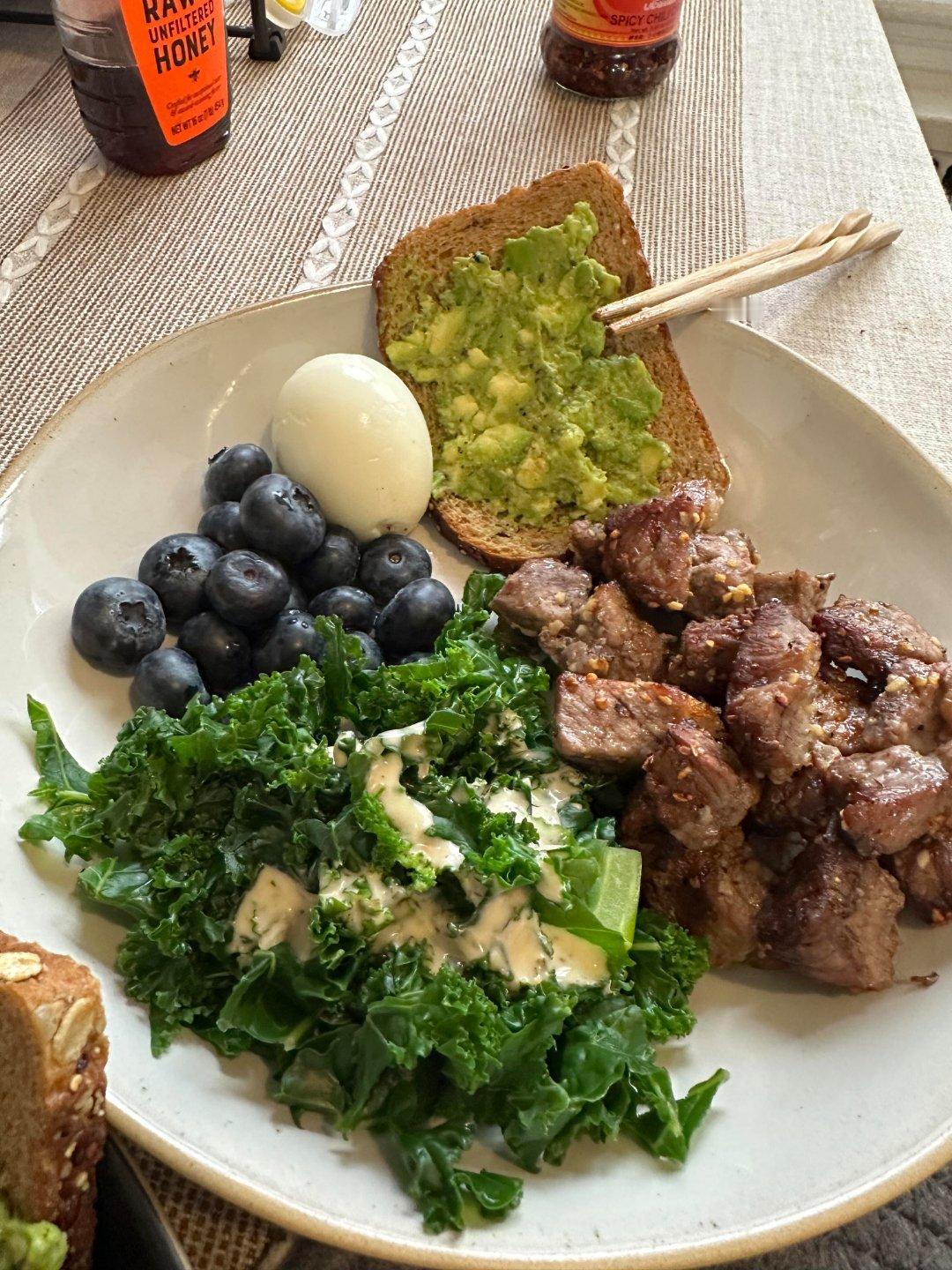 健康饮食灵感蛋白质：鸡蛋，牛肉蔬菜：羽衣甘蓝水果：蓝莓主食：粗粮面包优质脂肪：牛