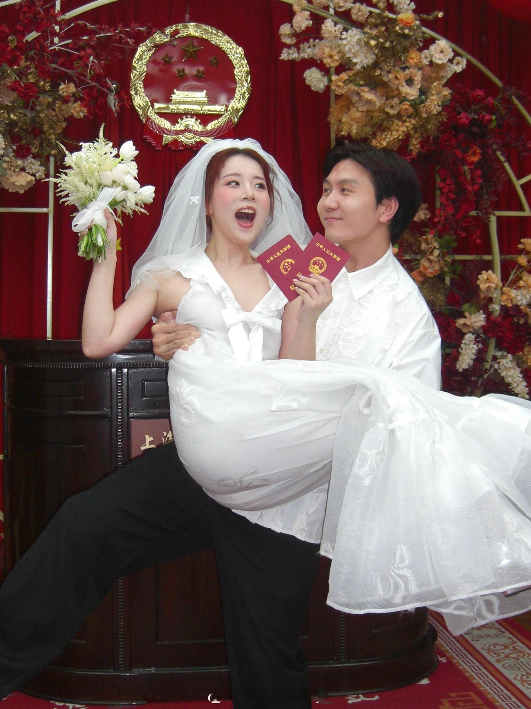 在一个普通的下着雨的周五，我们领证啦！拿到结婚证的那一刻才发现原来结婚证那么薄，