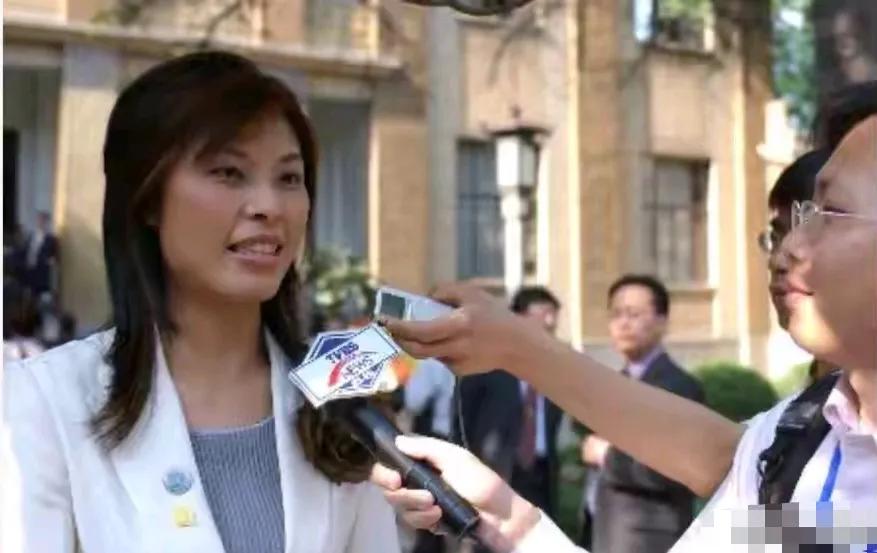 这是2005年郑丽文随连战访问大陆期间，在北京街头接受记者及民众采访时的影像。