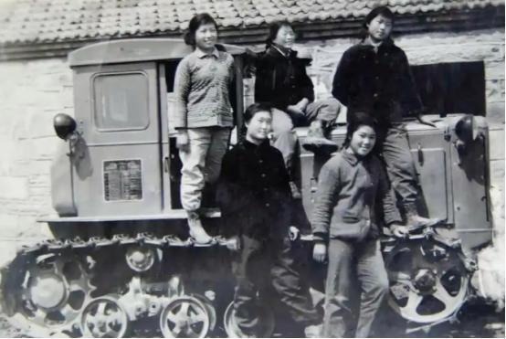 1972年，泥瓦匠张复生娶了城里的女知青，晚上睡觉他发现妻子的腰变粗了。他以为妻