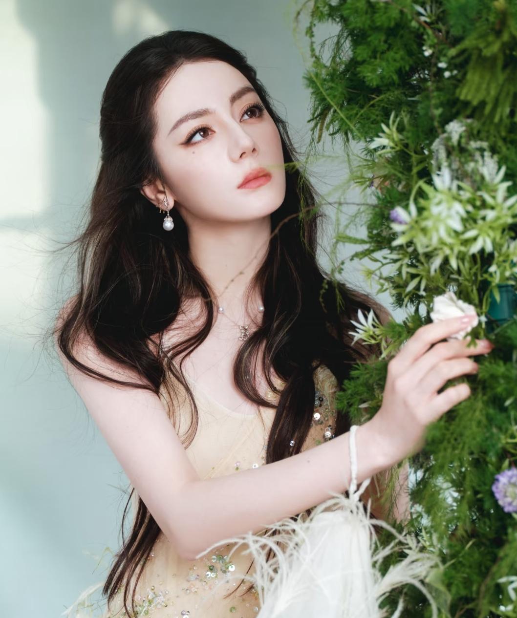 迪丽热巴新造型，这才是真正的顶级神颜。

这次的妆容非常素雅质感，发型也是非常仙