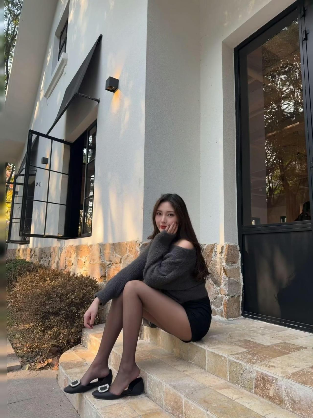 这套穿搭是酷飒贵气的灰调冬日轻熟风，把温暖毛绒质感和个性细节融合得很有氛围。浅白