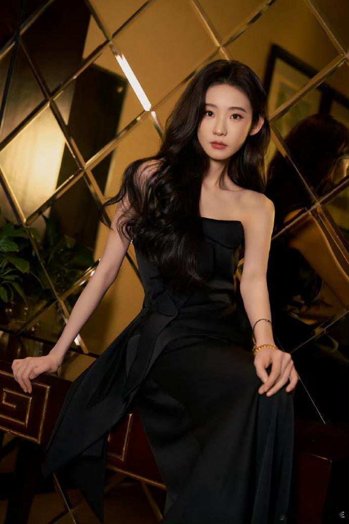 张艺凡唯一00后的含金量 热议女性角色榜单里唯一的00后是张艺凡，从芭蕾舞者到实