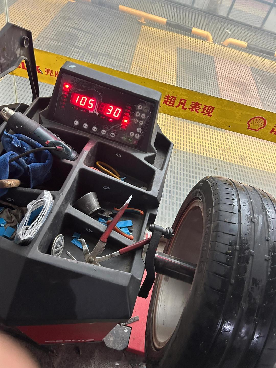 吕俭的汽车科普圈  今天聊聊一个很折磨人的东西——车轮动平衡。家里人车出了一些问