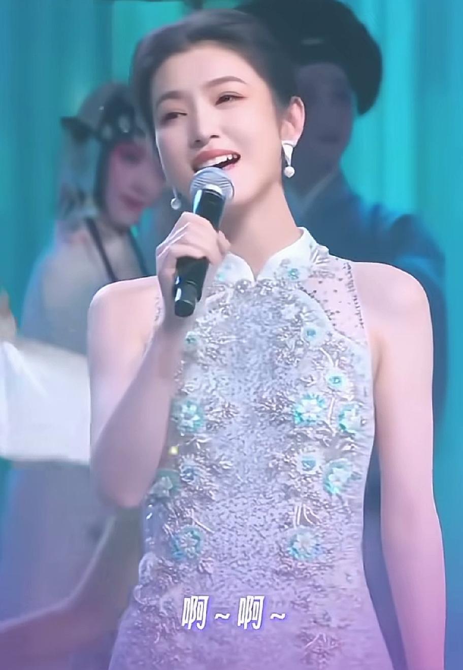 李云霄妩媚清澈，一曲越剧《白娘子》，那是唱的柔美可怜。